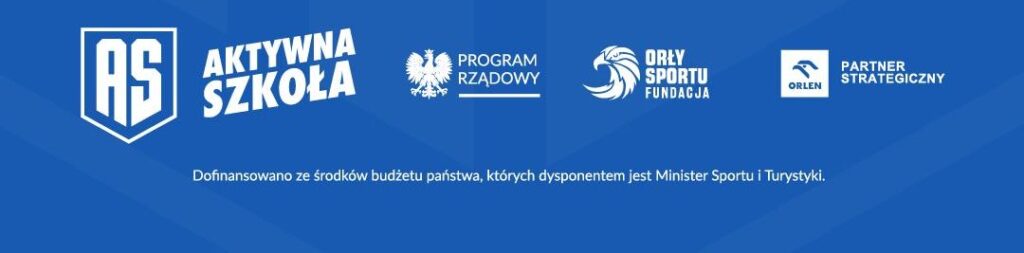 Niebieski baner promujący program „Aktywna Szkoła”. W górnej części znajdują się logotypy programu Aktywna Szkoła, Programu Rządowego, Fundacji Orły Sportu oraz firmy Orlen – partnera strategicznego. W dolnej części widnieje napis: „Dofinansowano ze środków budżetu państwa, których dysponentem jest Minister Sportu i Turystyki.” Tło grafiki utrzymane jest w odcieniach niebieskiego z geometrycznym wzorem.